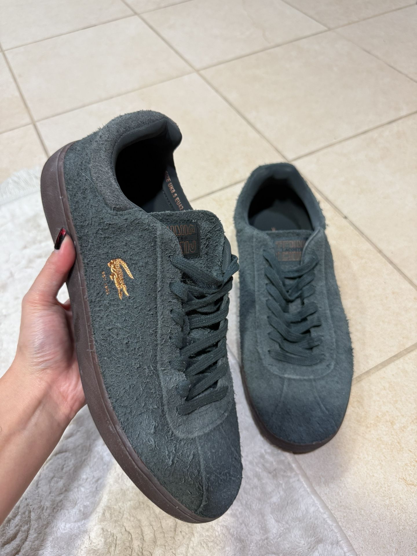 Lacoste Baseshot 224 Suede Sneakers – Men’s 9.5 (Excellent Condition)