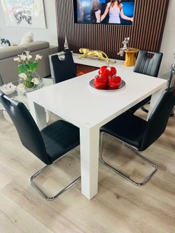 Mesa de comedor con 4 sillas