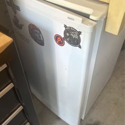 Dorm Room Style Refrigerator 