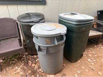 4 Trash Cans w Lids