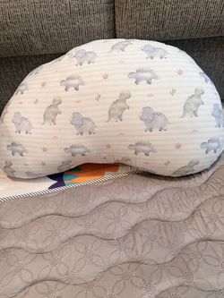 Feeding pillow/ boppy