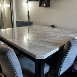 Dining Table With 4 Chairs Really Good Conditions 