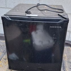 Insignia Mini Fridge 1.7 Cu. Ft.