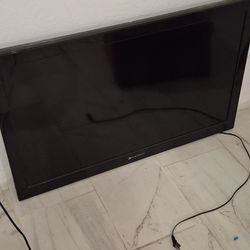 Forty inch screen t v works good