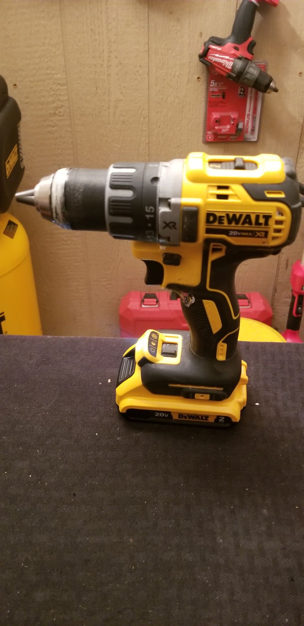 DEWALT drill kit 2.0 battery and charger