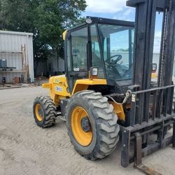 FORKLIFT ROUGH TERRAIN 6000lbs