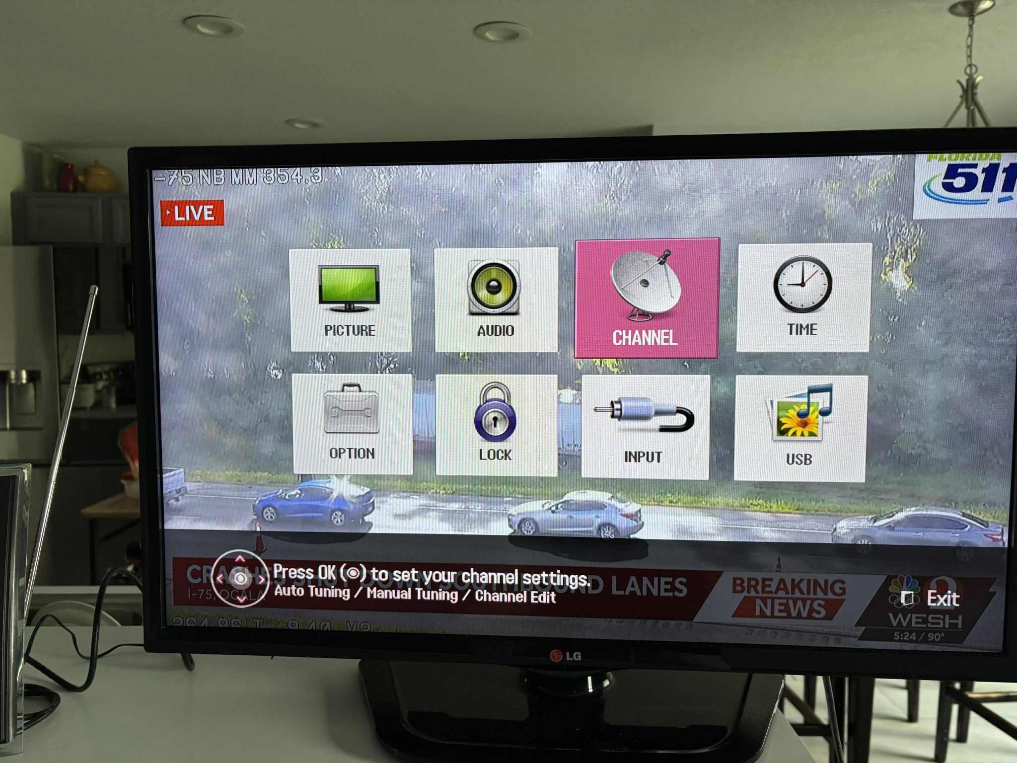 Color TV 32” With The Antena , No Remote Control , No Smart TV 