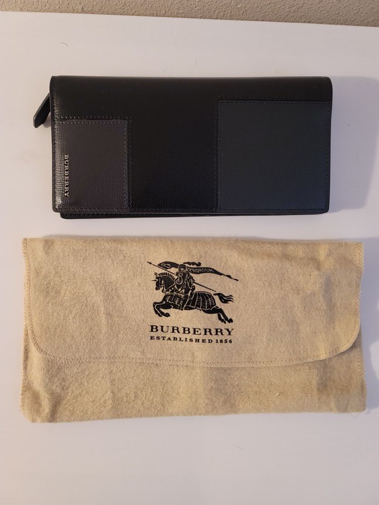 New Leather Burberry men's long wallet never used with inserts still intact
