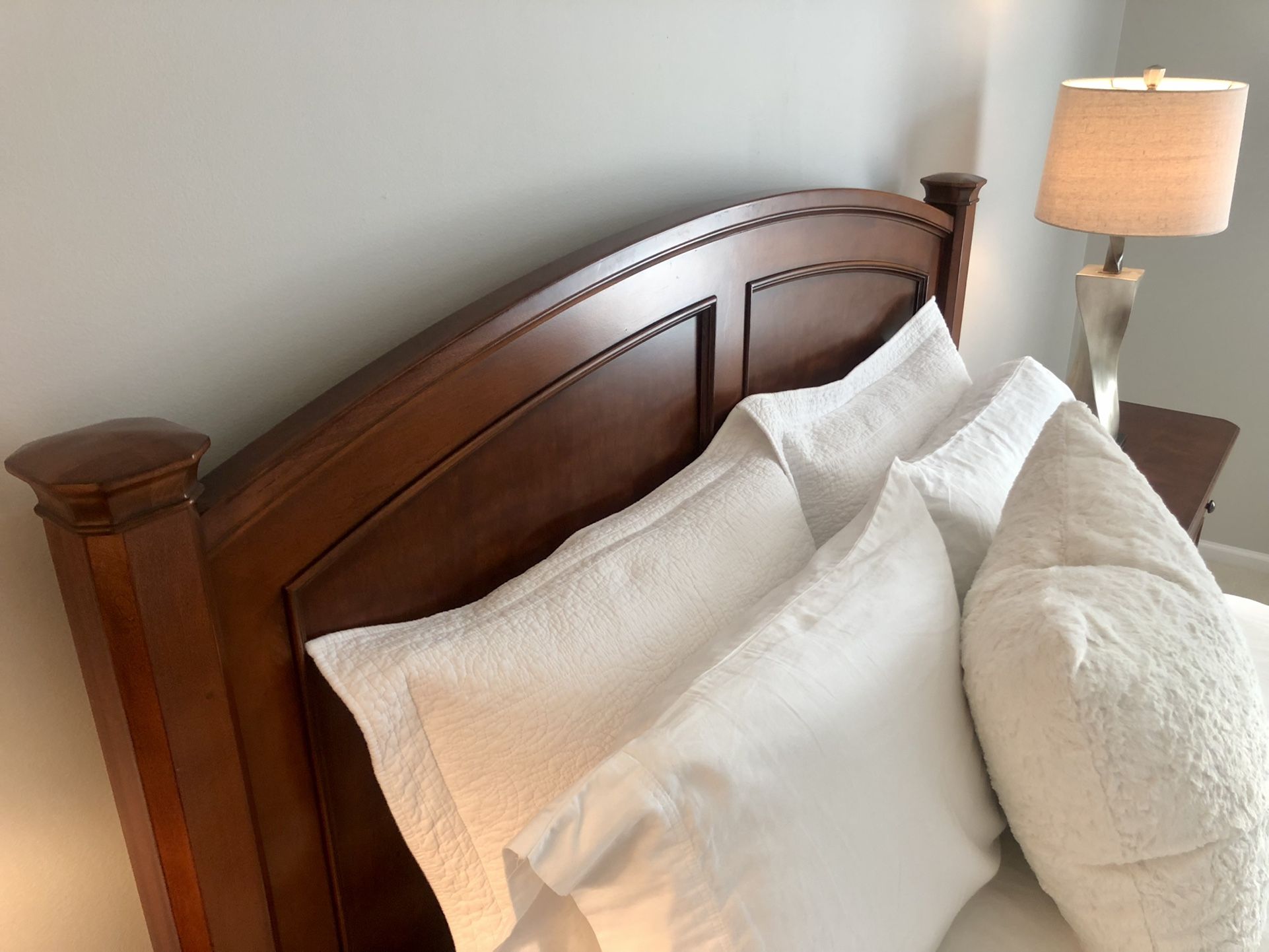 Thomasville Cinnamon Hill Queen Bedroom Suite for Sale in Ctry Clb Hgts