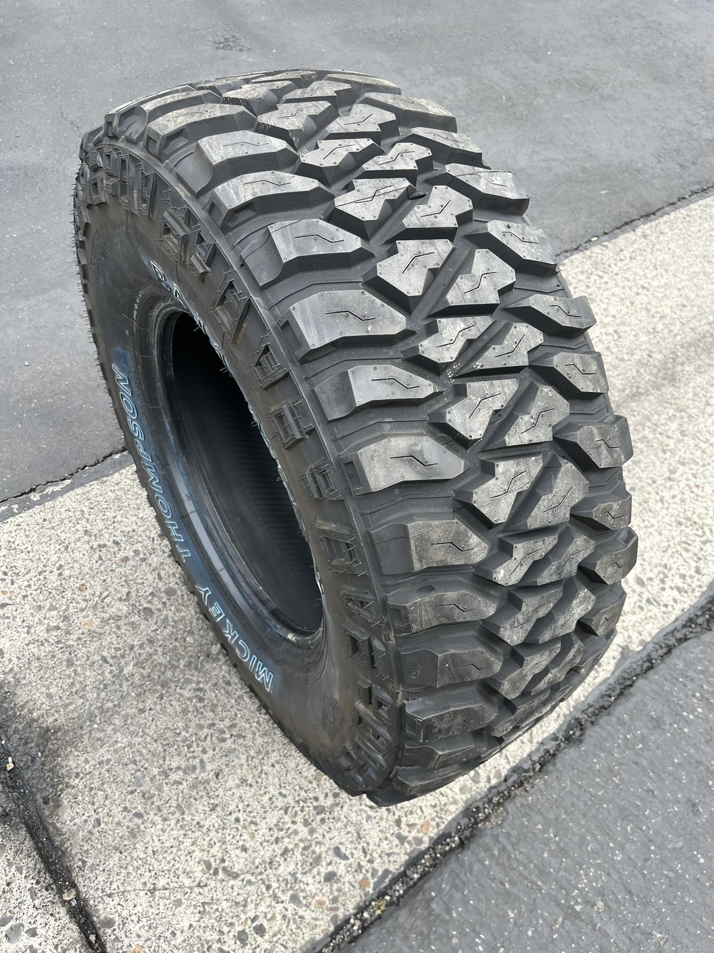(ONLY 1) 315/70R17 Mickey Thompson Baja MTZ