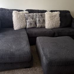 Sectional W/Pillows 