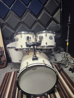 Mapex Voyager Drum Set $300