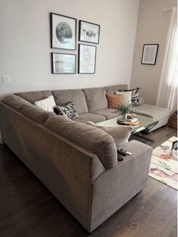 U-Shaped Sectional Couch - Excellent Condition - Woodland Hills
