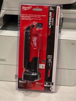 Milwaukee 550 Lumens LED REDLITHIUM USB Stick Light with Magnet