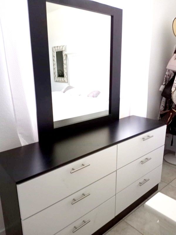 NEW DRESSER CHEST AND 2 NIGHTSTANDS. MIRROR NOT INCLUDED. ALSO SOLD SEPARATELY