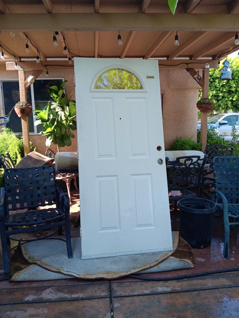 Puerta Frontal