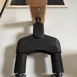 Hercules guitar grip