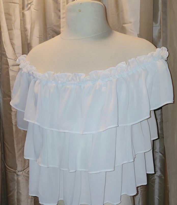 🤍NEW WAYF Off the Shoulder top Size Large ✨️
