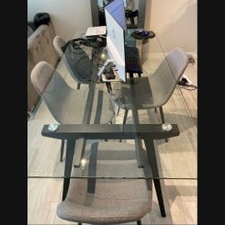 Dinning room with glass table for sale