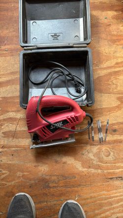 Skil Jig Saw With Extra Cutting Blade