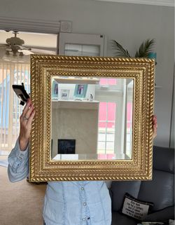 PRETTY SQUARE GOLD MIRROR