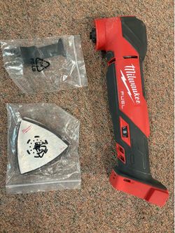 Milwaukee M18 fuel oscillating tool with accessories