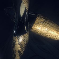 Liz Claiborne Flex Shoes With Gold Kitten Heels. Each Has Unique Reptile Leather Design. Sz 9 1/2