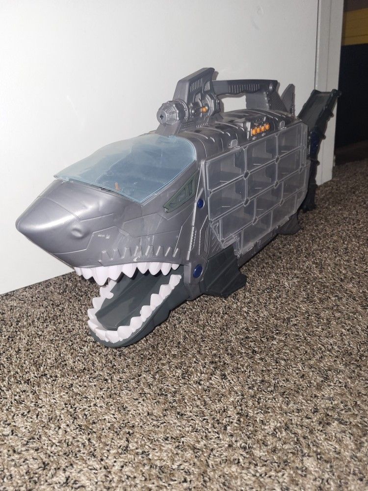 Hot Wheels, Shark Vehicle Transporter Light Up Eyes & Sounds Toy Carrying Case