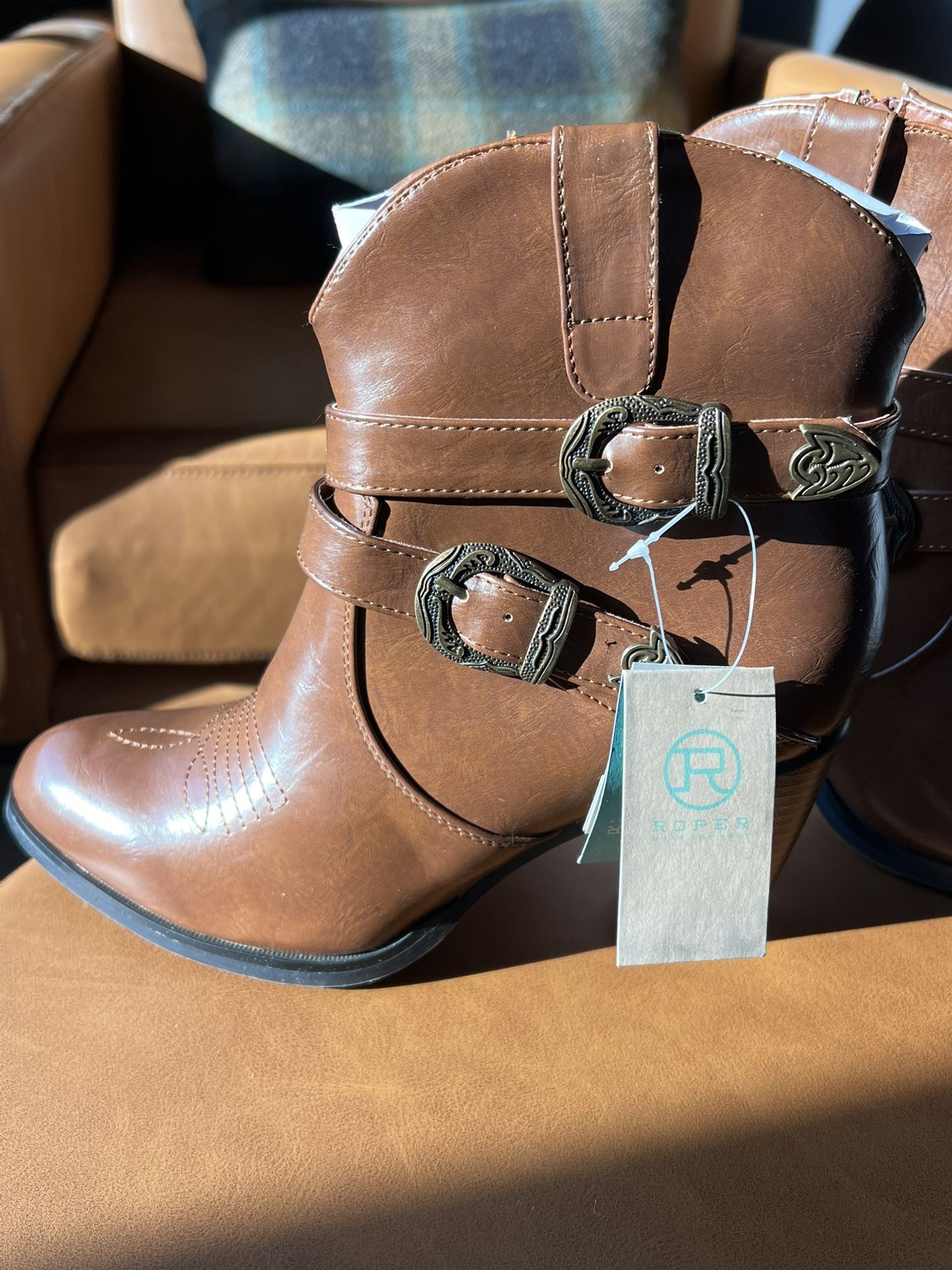 New With Tags Women’s Roper Boots