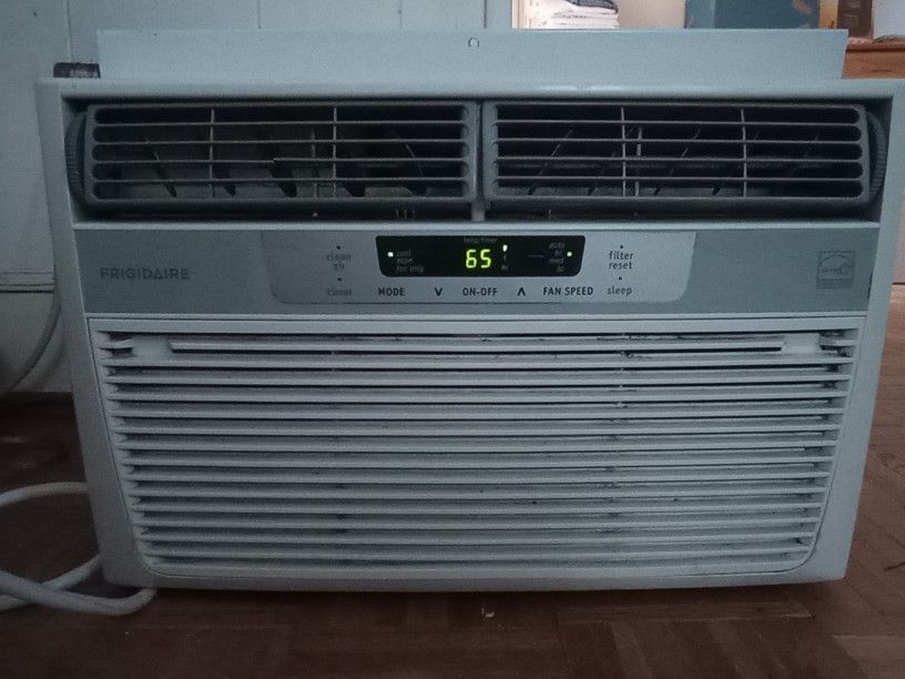 Like New Haier 8.000 Btu All Digital Air Conditioner 
