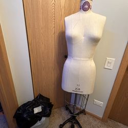 PGM Dress form Size 12 dress form - pre owned - With Fabric & Pins