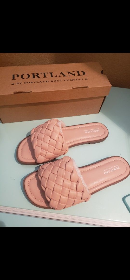 New Woman's Size 7 Sandals