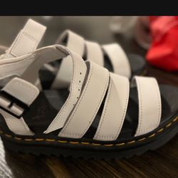 Women’s Doc martens size 7