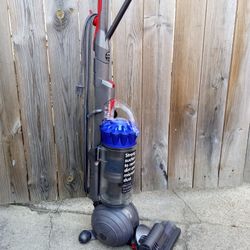 Excellent Condition Dyson Light Ball Bagless Upright Vacuum Cleaner 