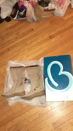 Brand New Size 10M Baretraps Alira Mushroom Sued Boots With Box