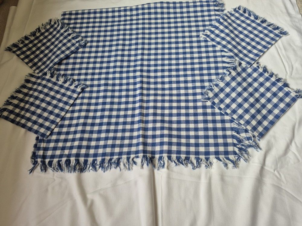Tablecloth With 4 Matching Napkins