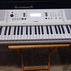 Yamaha EZ300 61-Key Portable Keyboard with Lighted Keys