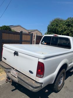Hard tonneau cover off 2004 Ford F250 Super Duty Short Bed. (Fits All F250/F350 short beds 1(contact info removed) )