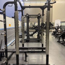 Hammer Strength Power Rack with dip attachment