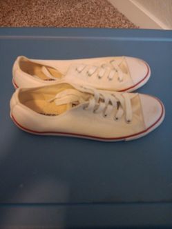WOMANS CONVERSE SIZE 7