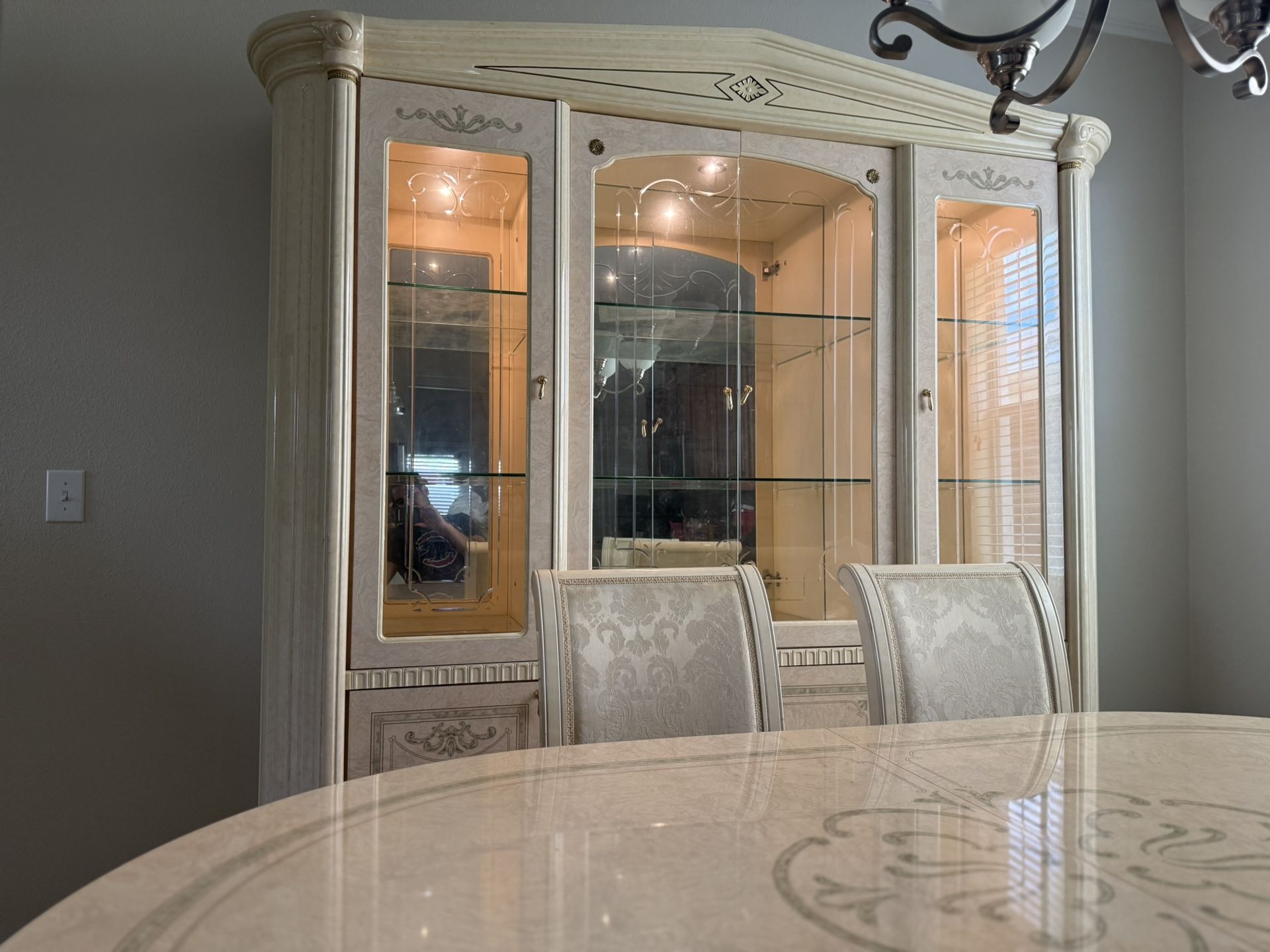 📍FOR SALE: Elegant 7-Piece Dining Room Set w/ Lighted China Cabinet - $950 OBO