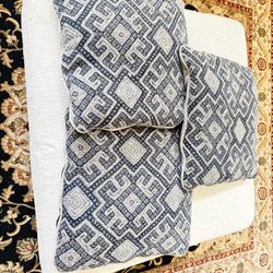 Decorative pillows decor like new size 22x22 $50 firm