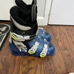 23.5 youth 5.5 womens 6.5 Salomon ski boots