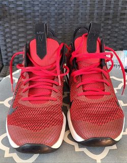 Nike LeBron Witness 4
Black/University Red