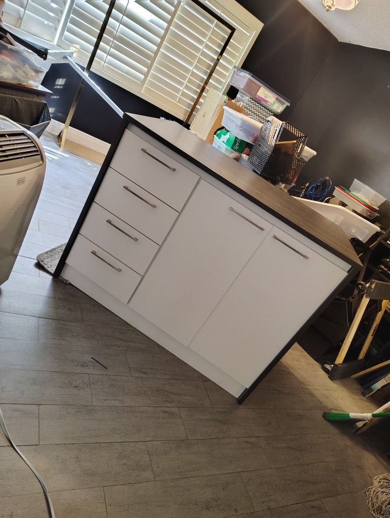 Kitchen Island With Stool Area