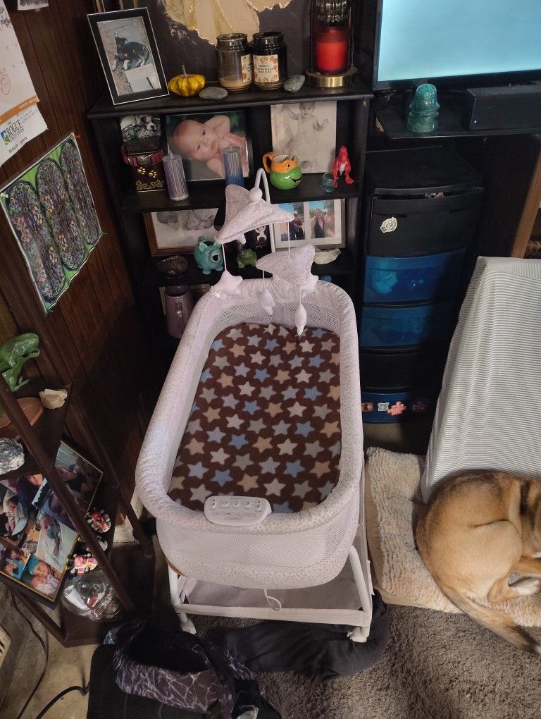 Delta Children SmartSleep Auto Glide Bassinet with Bluetooth, Alloy
