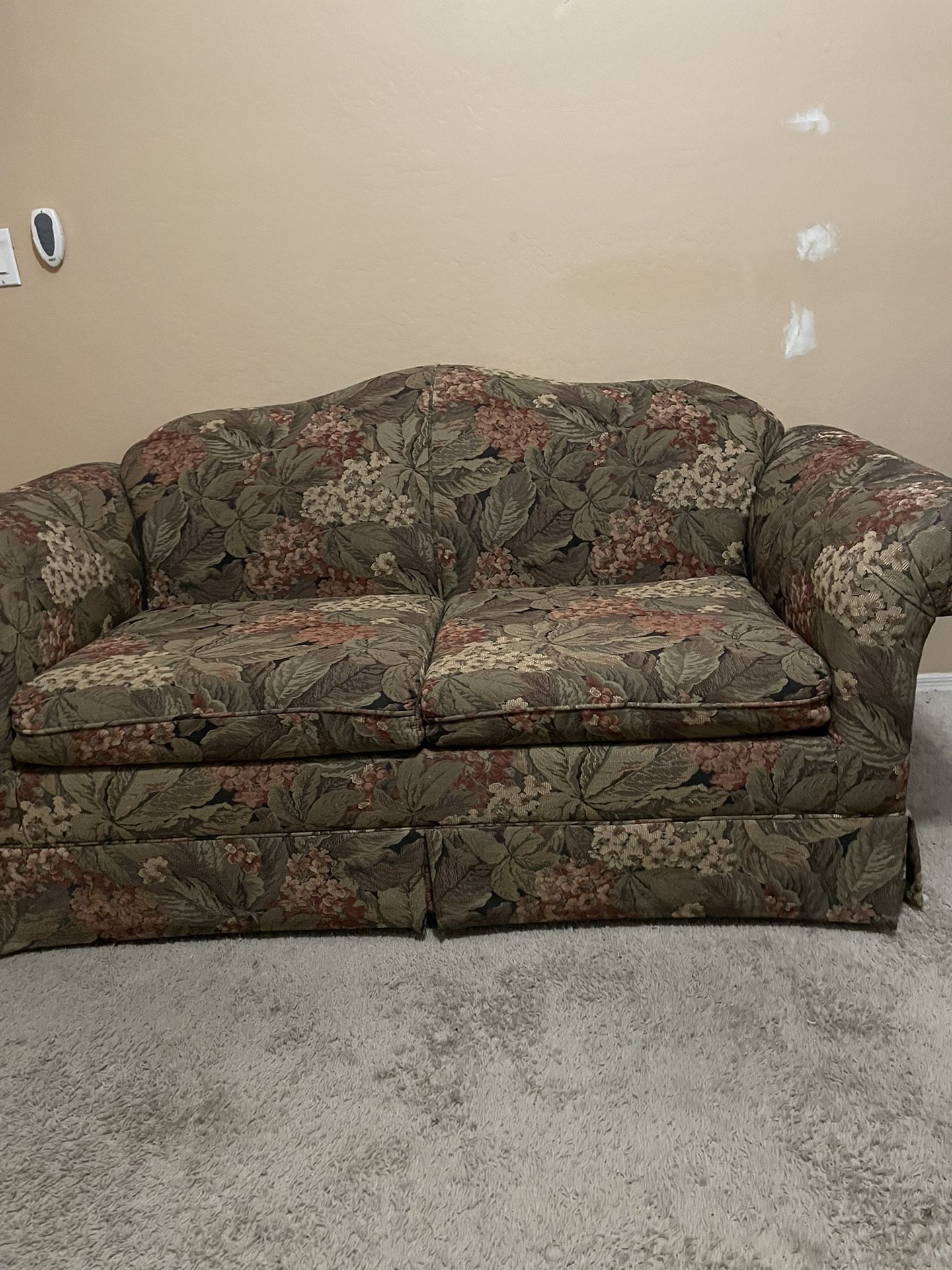 $175 Love Seat In Very Good Condition 