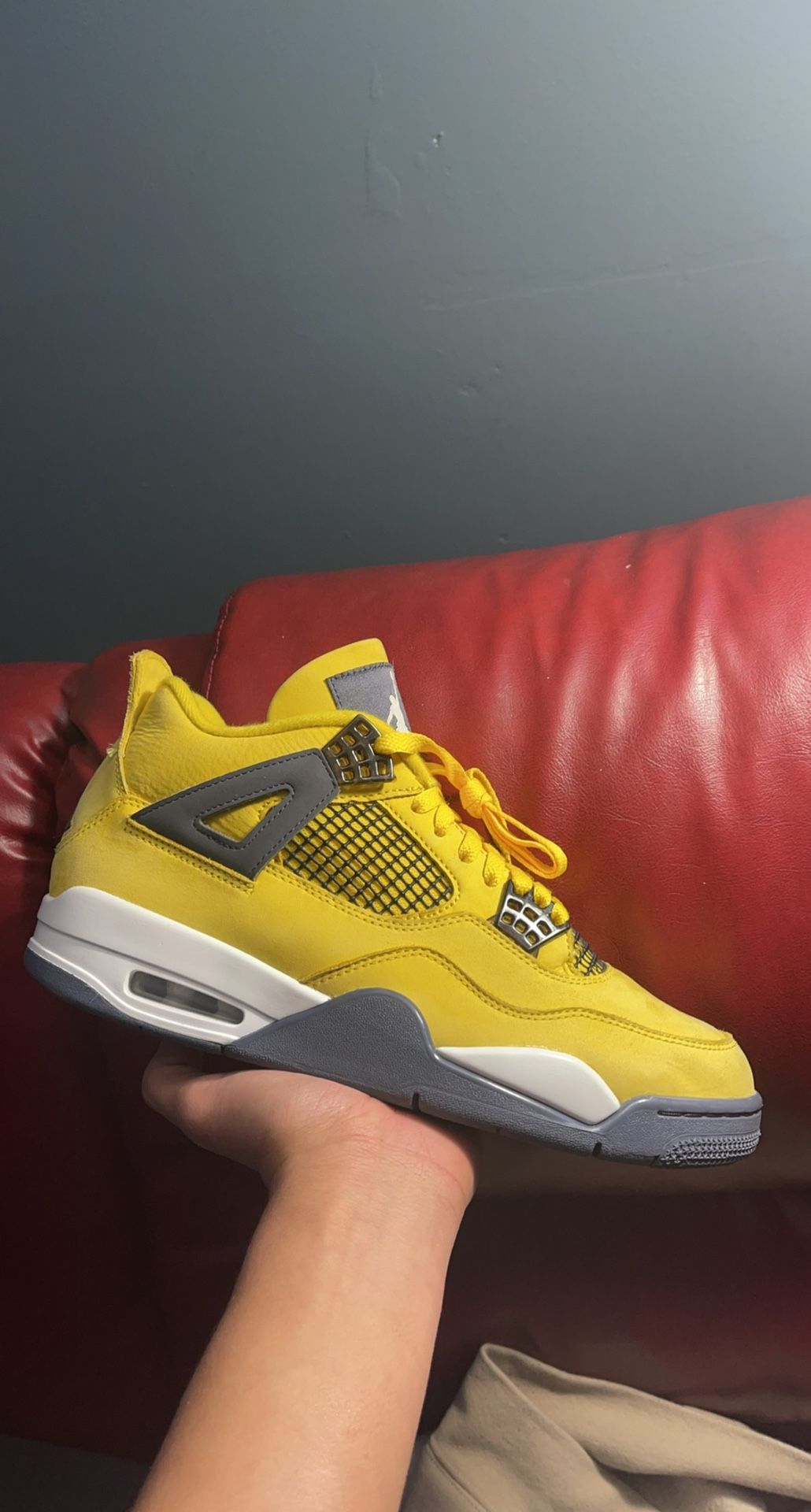 Jordan 4 “Lightning” Size 9.5 9/10 Condo