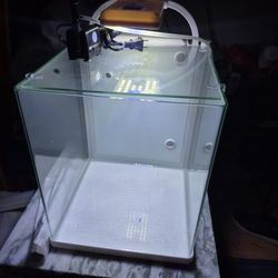 Fish Tank LIKE New Works Good..