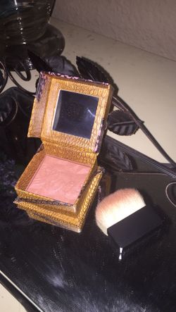 Rockateur Benefit Blush